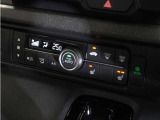 【オートエアコン】温度を設定すれば自動で快適な車内温度を保ちます。エアコン内部の高性能脱臭フィルターで車内のアレルゲンや花粉を除去。