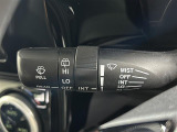 【オートワイパー(AUTO)】雨が降り出した時に、雨滴検出用センサー(レインセンサー)が雨滴を感知すると、自動でワイパーが動作します。