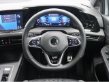 Volkswagen全車共通の上質な本革を使用した手触りのしっとりとしたステアリングです。唯一素肌が触れるハンドルは上位モデルと同じ握り心地になっております。