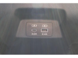 スマートフォンなどの充電に便利なUSB出力電源(Type-A 1ヶ、Type-C 1ヶ)を装備しています。