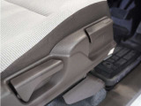 【ハイトアジャスター】レバーの上下操作だけで、座面を運転しやすい高さへ簡単に調節できます。