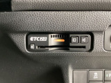 ハンドルの右下にETC2.0がついています。高速道路の料金所の通過も楽々です!。 カードの取り出しもしやすい場所についています。