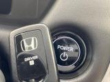 【Hondaスマートキー】カバンやポケットに入れたままでもドアの施錠・解錠が可能なスマートキーを装備。エンジンのオン・オフ時もカギを取り出す必要が無いからとっても便利です♪