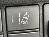 【レーンディパーチャーアラート(LDA)】クルマが車線または走路から逸脱する可能性がある場合に、ブザーまたはハンドルの振動により注意をうながします。機能には限界があるためご注意ください。