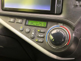 【オートエアコン】一度お好みの温度に設定すれば、車内の温度を検知し風量や温度を自動で調整。暑い…寒い…と何度もスイッチ操作をする必要はありません。快適な車内空間には必須の機能ですね♪