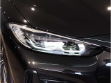 【LEDヘッドライト】先進のLEDテクノロジーを採用。放射される白色光の周波特性は太陽光に近く、バイキセノン・ヘッドライトを上回るコントラストで更に明るく輝きます!