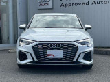 シングルフレームグリルはAudiの象徴的なデザイン要素であり、一目でAudiとわかるスタイル、大きくて迫力のある形状が車のスポーティな印象を強調しており、魅力的なデザインとなっています。