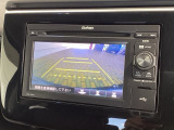 リバースギアに入れるだけで後方の表示へ切り替わります。夜間や雨の日の駐車も楽になりますよ。