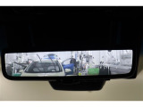 電子インナーミラーです。バックドア内側にカメラを取付けてインナーミラーに後方映像を表示。例えば、後席に大柄の方が座っていても後方確認が難なく出来ます。モニターモードとミラーモードは切替え可能です。