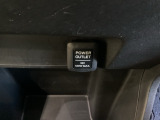 アクセサリーソケットはUSBのアダプターなどをつければ、スマホの充電にも使えます。周辺には物が置けるボックスがついています。