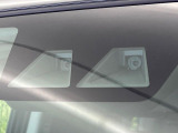 【スマートアシスト】走行中に前方の車両等を認識し、衝突しそうな時は警報とブレーキで衝突回避と被害軽減をアシスト。より安全にドライブをお楽しみいただけます。