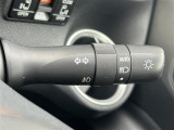 【 オートライト 】オートライトなのでライトの点け忘れを気にすることなく運転が出来ます。