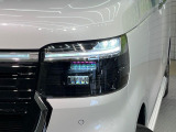 【LEDヘッドライト】悪天候や夜間走行時も良好な視界を確保し安心して運転できる高輝度LEDヘッドライトを装備!点灯速度が早く、消費電力も抑えられています。