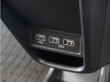 USB接続、スマートフォンの充電等にも便利なUSBチャージャーも使いやすい場所に装備されています。