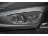 運転席は前後スライド、リクライニング、シート上下、チルトアジャスターの8ウェイパワーシートを装備しています。