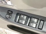 【電動格納ミラー】サイドミラーは電動格納式となっており、狭い駐車場でもキズがつくリスクを抑えられます。