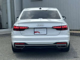 Audiのリヤディフューザーは、車両の後方での空気の流れを整え、乱流を減少させることで、走行安定性を向上させます。またスポーティで洗練された外観を提供し、全体のスタイルに一体感を持たせます。