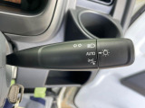 【オートライト】周りの明るさに応じて自動でヘッドライトの点灯・消灯ができる機能です!ライトの付け忘れ・消し忘れなどが無くなり、雨の日や夕方の走行も安心!トンネル通過時も便利ですね♪