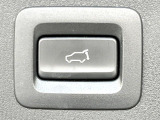 【パワーバックドア】スマートキーや運転席のボタンを押すだけでリアゲートが自動で開閉します!荷物を持っている時や、高い位置にあるバックドアを閉める際に便利な機能です♪