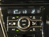 作動状態が一目でわかる液晶ディスプレイ付き快適装備のプッシュ式オートエアコン♪ 温度設定をすれば、自動で車内の温度管理をしてくれる優れ物です☆彡