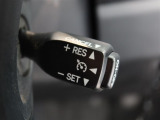 レーダークルーズコントロール(全車速追従機能付)付きです。車速に応じて追従支援してくれるので、ロングドライブも快適です。詳細は販売店スタッフまでおたずねください。