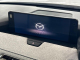 【12.3インチマツダコネクト】車内の雰囲気にマッチした大型ディスプレイ。スマホ接続でのナビ使用やBluetooth再生等、様々な機能が楽しめます。直感的なダイヤル操作が可能で、使い勝手も良好です。