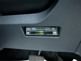 【ETC】有料道路を利用する際に料金所で停止することなく通過できる、ETC車載器(ノンストップ自動料金収受システム機器)が装備されています。セットアップを行うことで利用可能になります。