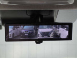 ルームミラーに、上空から見下ろしているかのように駐車できるアラウンドビューモニター