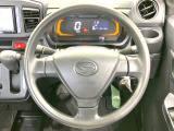 インテリアに合わせたデザインのステアリングは、運転される方のことも考え、運転しやすい形状、大きさです。是非一度、実際に触ってお確かめください。