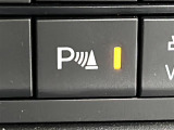 【パーキングセンサー】周囲に障害物があるとき音とディスプレー表示で障害物との距離をお知らせし、ドライバーに注意を促します。バックでの駐車時や狭い駐車場での出庫時などに役立ちます。
