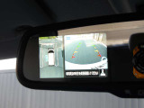 車両を上から見ているようなアラウンドビューモニターの映像をルームミラーに映し出してくれるので、小さなお子様や障害物も確認できます。運転のしやすさはもちろん、事故防止にも役立ちます!