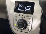 【オートエアコン】一度お好みの温度に設定すれば、車内の温度を検知し風量や温度を自動で調整。暑い…寒い…と何度もスイッチ操作をする必要はありません。快適な車内空間には必須の機能ですね♪
