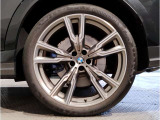 BMWの純正アロイホイールは軽量かつ強度にも優れているホイールで走行性能を引き上げる設計になっております。足元にもBMWは妥協がなくこだわっている個所になります。