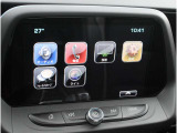 AppleCarplay/AndroidAutoにも対応した8インチディスプレイ。バックカメラで駐車も手助けしてくれます。