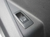 電動リアゲート装備です。バンパー下でのキックスイッチも装備されております。