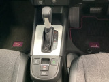 CVT車のセレクトレバーです。低速から高速まで、変速ショックのないスムーズな走りと、エンジン効率のよい領域を維持して燃費にも貢献します。サイドブレーキはスイッチ操作の電子制御パーキングブレーキです。
