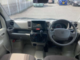 運転席から各種ボタンの操作がしやすいように設計されたデザインです