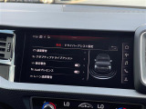 マットブラックにホワイトのLIBERALAのロゴの建物と看板が目印です。