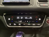運転席・助手席、それぞれで温度調節が可能なオートエアコンです。シートヒーター付きなので、寒い日も快適です。