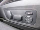 運転席メモリー付きフロント電動シート装備。
