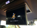 【フリップダウンモニター】大画面モニターで後席でもエンタメをお楽しみいただけます。小さなお子様にも大人気の装備です♪