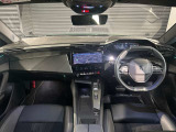 スッキリとまとめられた運転席周りで、運転を楽しくさせる内装です。まさにcockpitです!