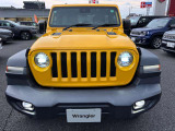 丸型ヘッドライトと7スロットグリルは、Jeepのデザインアイデンティティ。 今回は、CJシリーズとの親和性を強調し、丸型ヘッドライトをスロットグリルにめり込ませたデザインを採用しています。