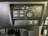 リアドアは乗り降りに便利な両側電動スライドドアです。また運転席に座っていながらスイッチ操作で自在にスライドドアを開け閉めできます。下にVSA(ABS+TCS+横滑り抑制)の解除スイッチがついています。