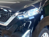 【LEDヘッドライト】悪天候や夜間走行時も良好な視界を確保し安心して運転できる高輝度LEDヘッドライトを装備!点灯速度が早く、消費電力も抑えられています。