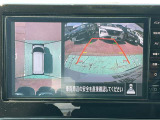 空から見ているような視点で周囲が確認できるアラウンドビューモニター、見下す映像によって縦列駐車もラクラク、ビュー切り替えで後方や左サイドの死角もこわくない!もちろんナビ画面への表示もできます。