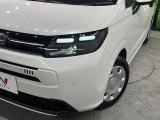 【LEDヘッドライト】悪天候や夜間走行時も良好な視界を確保し安心して運転できる高輝度LEDヘッドライトを装備!点灯速度が早く、消費電力も抑えられています。