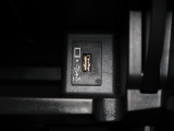 USBオーディオ用ソケットがついていますので携帯電話などを接続すれば音楽等の再生が可能です!