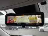 【デジタルルームミラー】車両後方カメラの映像をルームミラーに映すことが出来ます。 そのため、後席に人や荷物があって後方が見えづらい場合でもしっかり視界を確保することが出来ます。