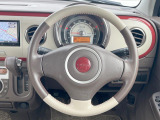 インテリアに合わせたデザインのステアリングは、運転される方のことも考え、運転しやすい形状、大きさです。是非一度、実際に触ってお確かめください。